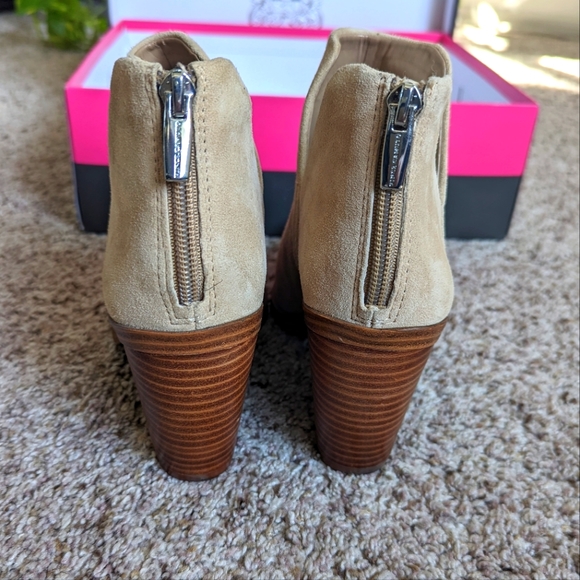 Vince Camuto Gigietta Booties - Picture 6 of 8